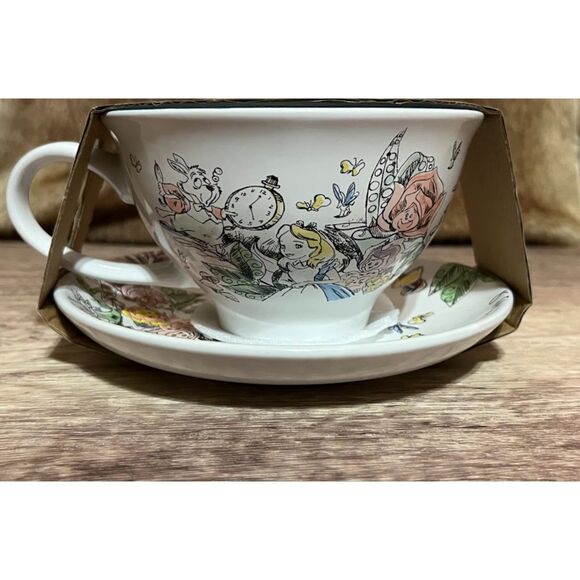 Alice in Wonderland teacup and saucer set - Picture 2 of 7